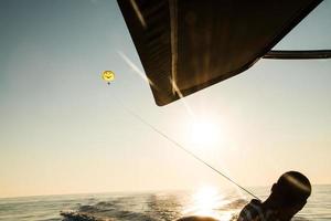 batumi, geórgia, 2022 - casal para-vela com pára-quedas smiley amarelo de férias na estância balnear batumi nas férias de verão com marcos da cidade. famosa atração turística de lazer batumi foto