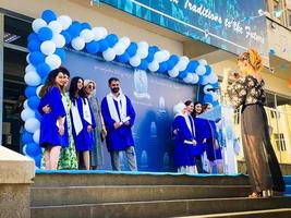 tbilisi, geórgia, 2022 - graduado tira foto junto com colegas de classe. evento de formatura da universidade estadual de medicina de tbilisi. universidade de estudo popular no cáucaso para expatriados