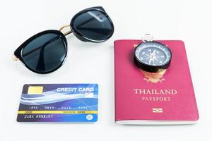 passaportes e cartões de crédito, óculos de sol em branco foto