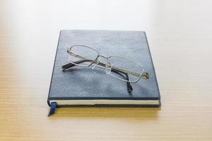 óculos colocar em um livro foto