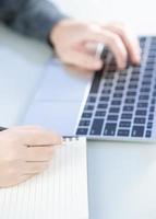 mulher trabalhando em home office usando laptop pesquisando na web, navegando em informações