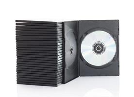 caixas de dvd com disco em fundo branco foto