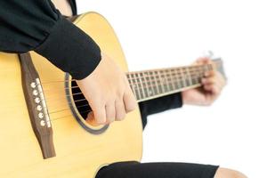 mulher sentada e tocando guitarra guitarra música folclórica na mão foto