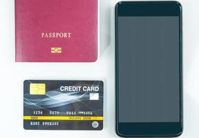smartphone e passaporte em branco foto