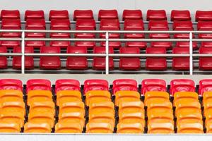 fileiras de assentos de estádio de plástico vazios foto