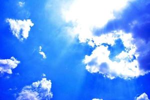 fundo de céu azul e foco suave de nuvens brancas. céu azul cloudsfor background.natural background. foto