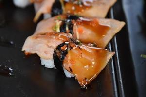 shusu na mesa. comida japonesa. foto