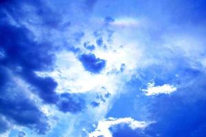 fundo de céu azul e foco suave de nuvens brancas. céu azul cloudsfor background.natural background. foto