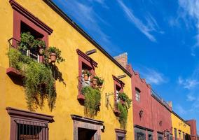 méxico, edifícios coloridos e ruas de san miguel de allende no centro histórico da cidade foto