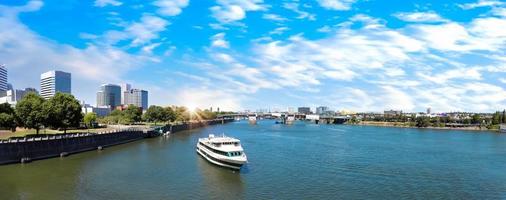 eua, vista panorâmica do rio columbia e do centro da cidade de portland e centro financeiro foto