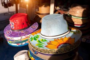 férias no méxico, ruas coloridas da cidade no centro de turismo de tulum foto