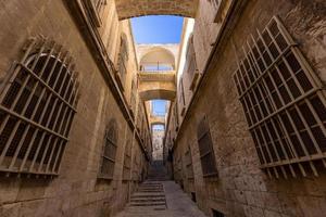 bairro árabe da cidade velha de jerusalém perto da igreja do santo sepulcro, parede ocidental e cúpula da rocha foto