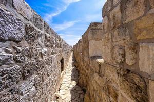 jerusalém, israel, muralhas cênicas caminham sobre as muralhas da cidade velha com vistas panorâmicas do horizonte