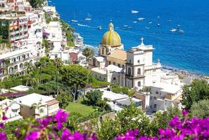 vistas panorâmicas da arquitetura colorida italiana positano e paisagens na costa amalfitana, na itália