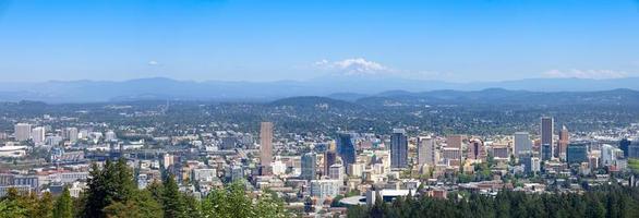 eua, vista panorâmica do centro da cidade de portland, rio columbia e capa de montagem do parque florestal nacional foto