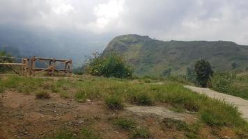 vista da área montanhosa no oeste de java. foto