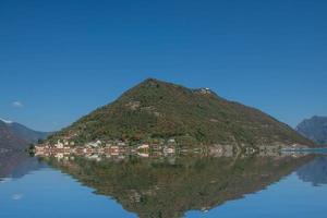 montisola é a maior ilha lacustre da itália foto