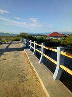 a ponte pedonal que liga duas estradas da aldeia foto