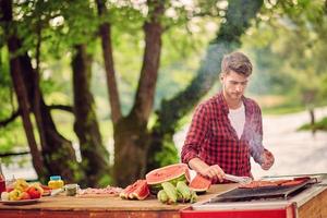 homem cozinhando comida saborosa para jantar francês foto