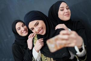 retrato de mulheres árabes vestindo roupas tradicionais ou abaya foto