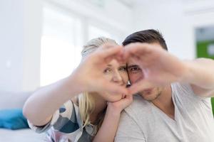 casal fazendo coração com as mãos foto