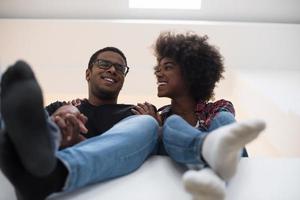 casal descansando durante a mudança para casa nova foto