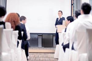 mulher de negócios, dando a apresentação foto