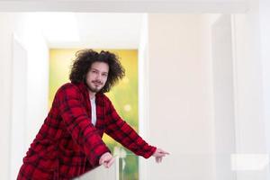 retrato de jovem em roupão de banho foto