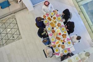 vista superior da família muçulmana fazendo iftar dua para quebrar o jejum durante o ramadã. foto