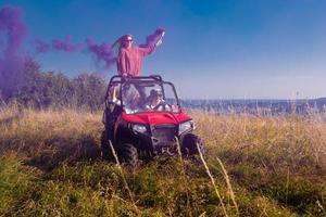 grupo de jovens se divertindo enquanto dirigia um carro de buggy off road foto