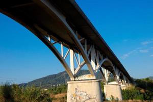 ponte fluvial moderna, um feito de engenharia que milhares de veículos passam diariamente foto