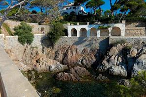 vista das falésias da costa brava catalã foto