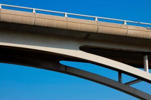 ponte fluvial moderna, um feito de engenharia que milhares de veículos passam diariamente foto