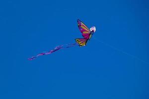 pipa colorida voando sob o céu azul foto