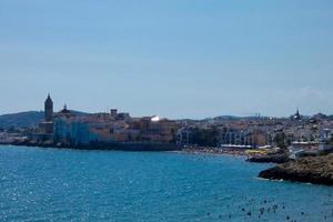 vistas da bela cidade de sitges na costa mediterrânea catalã. foto