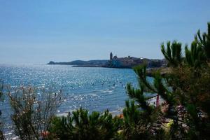 vistas da bela cidade de sitges na costa mediterrânea catalã. foto