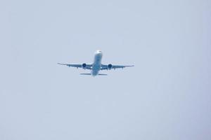 aeronaves comerciais voando sob céu azul e chegando ao aeroporto foto