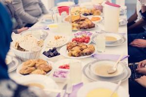 família muçulmana multiétnica moderna tendo uma festa do ramadã foto