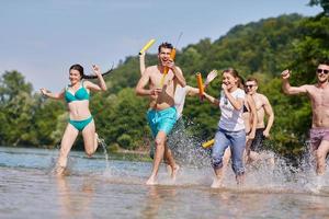 grupo de amigos felizes se divertindo no rio foto