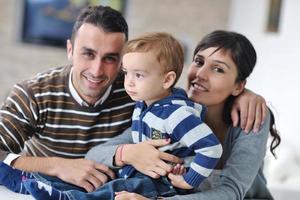 feliz jovem família se diverte em casa foto