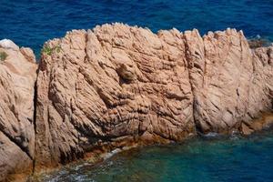 costa acidentada, costa mediterrânea na costa brava catalã, sant feliu de guixols foto