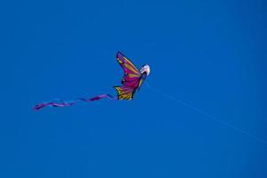pipa colorida voando sob o céu azul foto