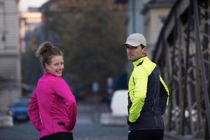 casal se aquecendo antes de correr foto