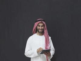 retrato do jovem empresário muçulmano usando tablet foto