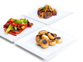 carne fresca e legumes grelhados foto