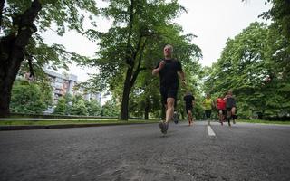 equipe de corredores no treinamento matinal foto