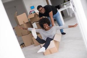 casal afro-americano brincando com material de embalagem foto