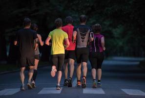 equipe de corredores no treinamento matinal foto