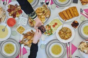 vista superior da família muçulmana tendo iftar durante o mês sagrado do ramadã foto