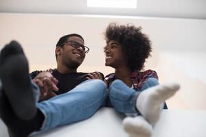 casal descansando durante a mudança para casa nova foto